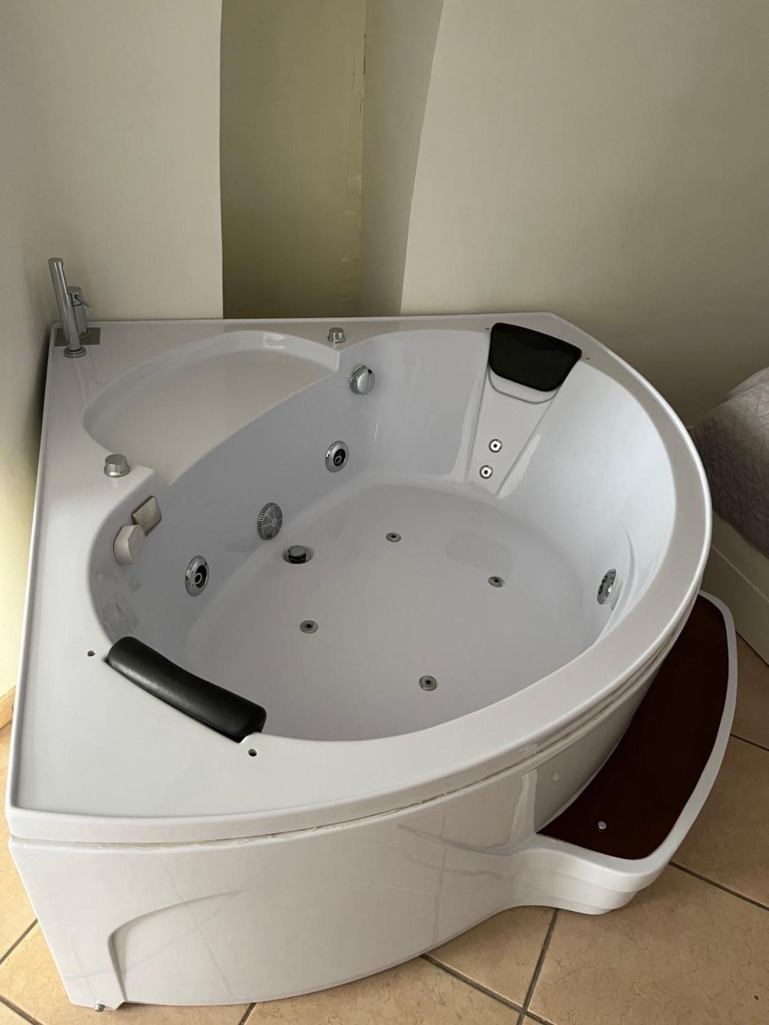 Ostuni 21Mqsuitehomes, Appartamento Con Mini Piscina Privata, Appartamenti Con Vasca Idromassaggio & Appartamenti Standard 奥斯图尼 外观 照片
